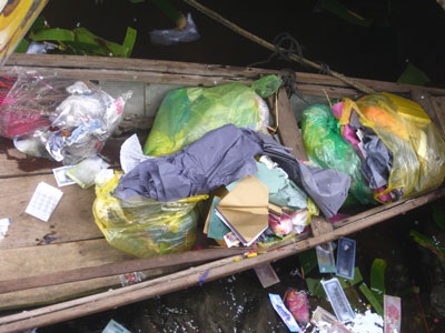 Ngập rác ở lễ hội điện Hòn Chén - 6 Ngập rác ở lễ hội điện Hòn Chén - 6