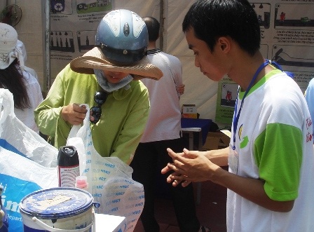 Nườm nượp mang rác đổi… quà - 1