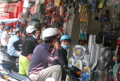 Nắng nóng, dân đổ ra biển và… cửa hàng điện lạnh - 2 Nắng nóng, dân đổ ra biển và… cửa hàng điện lạnh - 2