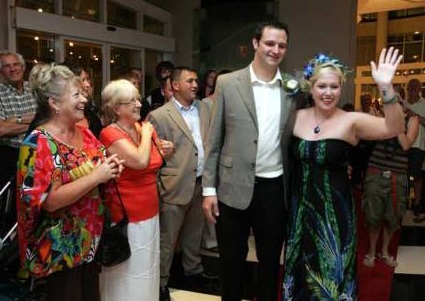 Làm đám cưới qua internet vì mắc kẹt tro bụi núi lửa - 1