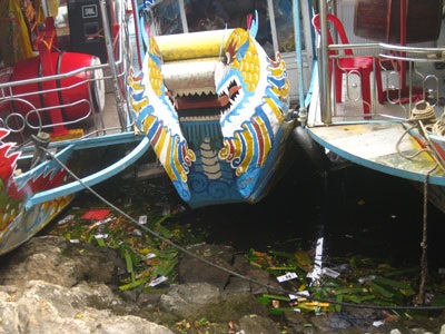 Ngập rác ở lễ hội điện Hòn Chén - 3 Ngập rác ở lễ hội điện Hòn Chén - 3