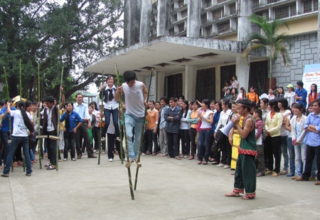 Tưng bừng ngày hội truyền thống cho sinh viên dân tộc thiểu số - 2 Tưng bừng ngày hội truyền thống cho sinh viên dân tộc thiểu số - 2