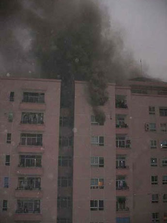 Cháy cao ốc, có xe thang 72m cũng... chịu - 1 Cháy cao ốc, có xe thang 72m cũng... chịu - 1