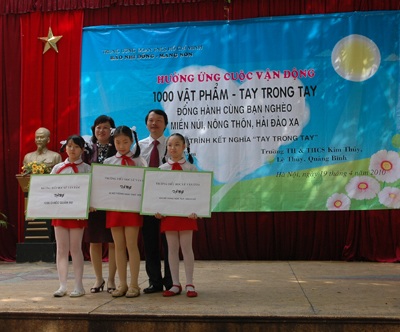 “1000 vật phẩm, tay trong tay, đồng hành cùng bạn nghèo” - 1 “1000 vật phẩm, tay trong tay, đồng hành cùng bạn nghèo” - 1