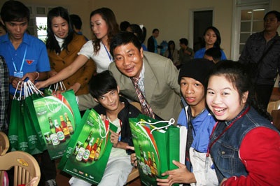 Ấm áp tình người trong ngày dành riêng cho NKT - 2 Ấm áp tình người trong ngày dành riêng cho NKT - 2