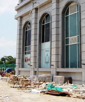 Tử vong khi rơi thẳng từ tầng 6 xuống trụ đèn chiếu sáng - 1 Tử vong khi rơi thẳng từ tầng 6 xuống trụ đèn chiếu sáng - 1