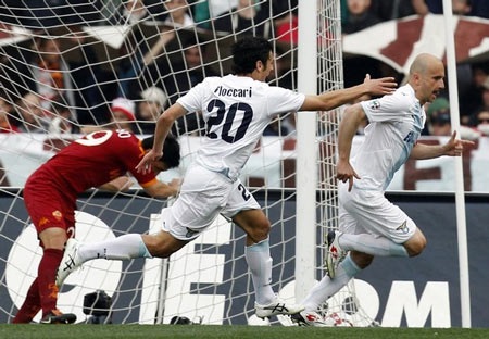Thắng nghẹt thở Lazio, AS Roma nắm lại ngôi đầu - 2 Thắng nghẹt thở Lazio, AS Roma nắm lại ngôi đầu - 2