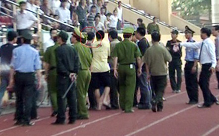 Sân Thiên Trường chối bỏ trách nhiệm vụ hành hung phóng viên - 1