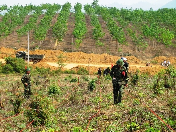 Huế triển khai nhiều dự án dò tìm và xử lý bom mìn - 1 Huế triển khai nhiều dự án dò tìm và xử lý bom mìn - 1