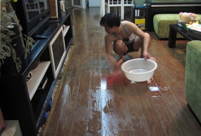 Sau mưa lớn, tầng 2 khu chung cư... ngập nước - 2 Sau mưa lớn, tầng 2 khu chung cư... ngập nước - 2