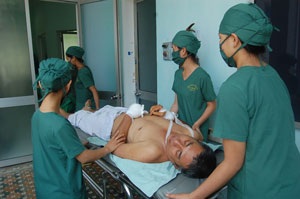 Đại uý công an bị côn đồ đâm liên tiếp bằng dao, kéo - 1