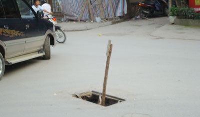Hố ga “há miệng” 10 ngày không người sửa - 2 Hố ga “há miệng” 10 ngày không người sửa - 2