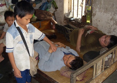 Rớt nước mắt cảnh bé lớp 3 “khất thực” nuôi cha mẹ bệnh tật - 1