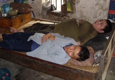 Rớt nước mắt cảnh bé lớp 3 “khất thực” nuôi cha mẹ bệnh tật - 2