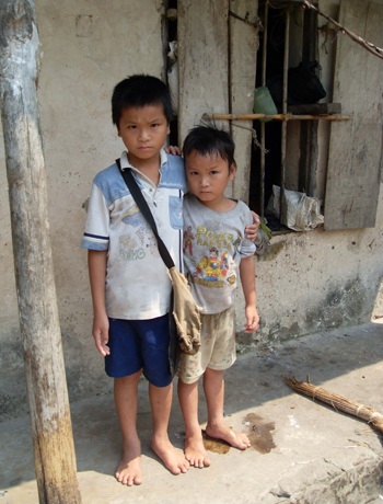 Rớt nước mắt cảnh bé lớp 3 “khất thực” nuôi cha mẹ bệnh tật - 3