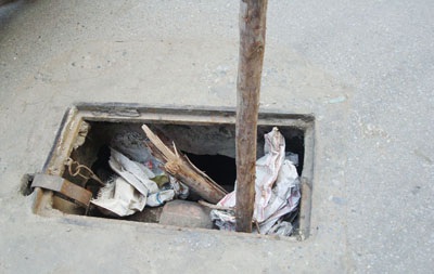 Hố ga “há miệng” 10 ngày không người sửa - 1 Hố ga “há miệng” 10 ngày không người sửa - 1