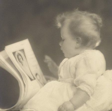 Tiết lộ ảnh ngộ nghĩnh thời thơ ấu của Nữ hoàng Anh - 1