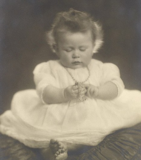 Tiết lộ ảnh ngộ nghĩnh thời thơ ấu của Nữ hoàng Anh - 2