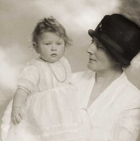 Tiết lộ ảnh ngộ nghĩnh thời thơ ấu của Nữ hoàng Anh - 4