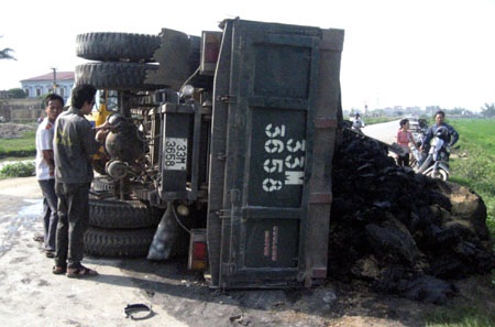 Xe tải đấu đầu, bịt kín đường đi - 1 Xe tải đấu đầu, bịt kín đường đi - 1