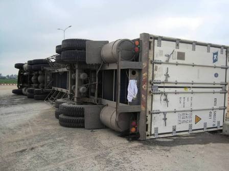 Xe container “làm xiếc” trên đường  - 1