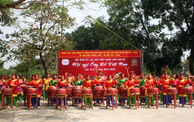 Nghe “bà đồ” trải lòng trong ngày Hội ngộ ông đồ Việt - 3 Nghe “bà đồ” trải lòng trong ngày Hội ngộ ông đồ Việt - 3