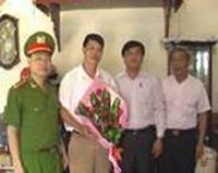 Tuyên dương một người dân dũng cảm bắt trộm - 1 Tuyên dương một người dân dũng cảm bắt trộm - 1