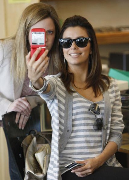 Eva Longoria: Vừa mua kính vừa... quảng cáo điện thoại - 6 Eva Longoria: Vừa mua kính vừa... quảng cáo điện thoại - 6