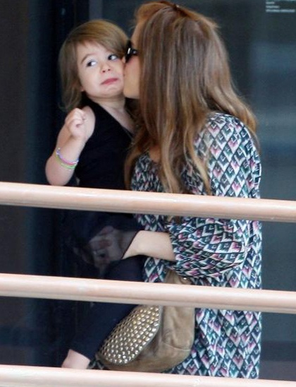 “Tín đồ shopping” Isla Fisher mang thai lần hai - 1 “Tín đồ shopping” Isla Fisher mang thai lần hai - 1