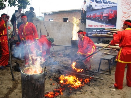 Đúc trống đồng mừng sinh nhật Bác Hồ  - 4
