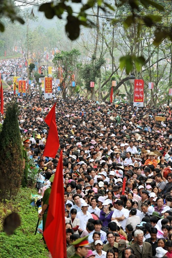 Thành kính dâng hương tưởng nhớ Quốc tổ Hùng Vương - 1 Thành kính dâng hương tưởng nhớ Quốc tổ Hùng Vương - 1