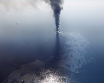 Mỹ: Dàn khoan dầu bốc cháy ngùn ngụt đã bị chìm - 13