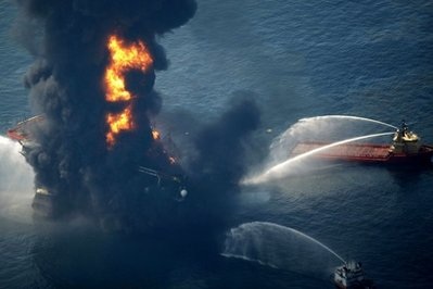 Mỹ: Dàn khoan dầu bốc cháy ngùn ngụt đã bị chìm - 6