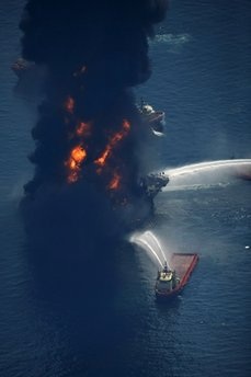 Mỹ: Dàn khoan dầu bốc cháy ngùn ngụt đã bị chìm - 8