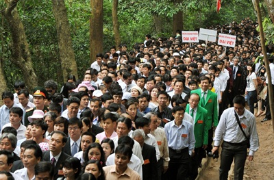 Thành kính dâng hương tưởng nhớ Quốc tổ Hùng Vương - 9 Thành kính dâng hương tưởng nhớ Quốc tổ Hùng Vương - 9