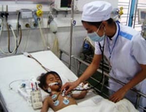 Bé 3 tuổi ngộ độc nặng vì tưởng thuốc là kẹo - 1 Bé 3 tuổi ngộ độc nặng vì tưởng thuốc là kẹo - 1