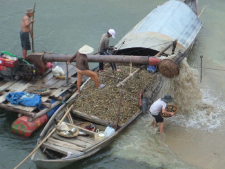 Xóm vạn đò nhọc nhằn mùa sông cạn - 2 Xóm vạn đò nhọc nhằn mùa sông cạn - 2