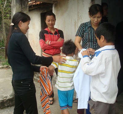 Những món quà đầu tiên đến với bé lớp 3 "khất thực" nuôi cha mẹ  - 2