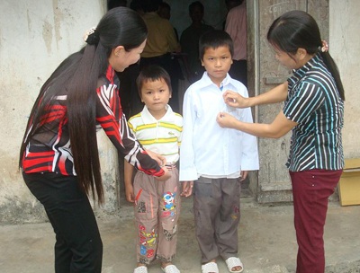 Những món quà đầu tiên đến với bé lớp 3 "khất thực" nuôi cha mẹ  - 3