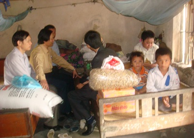 Những món quà đầu tiên đến với bé lớp 3 "khất thực" nuôi cha mẹ  - 4