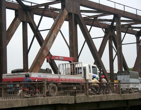 “Run bần bật” khi qua cầu Đuống - 1