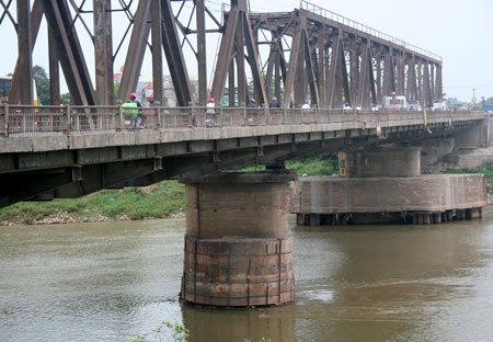 “Run bần bật” khi qua cầu Đuống - 16