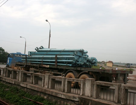 “Run bần bật” khi qua cầu Đuống - 4