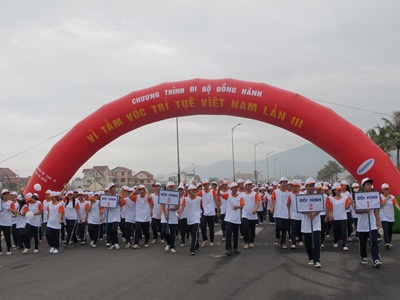 2.000 học sinh đi bộ “Vì tầm vóc trí tuệ Việt Nam” - 1