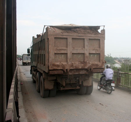 “Run bần bật” khi qua cầu Đuống - 5