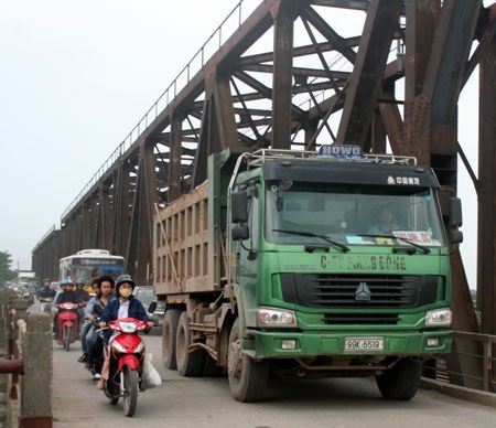 “Run bần bật” khi qua cầu Đuống - 2