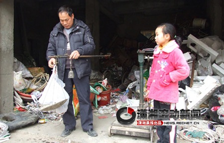 Cảm động chuyện bé gái 9 tuổi nhặt rác chăm mẹ ốm - 3 Cảm động chuyện bé gái 9 tuổi nhặt rác chăm mẹ ốm - 3