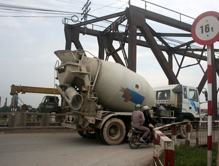 “Run bần bật” khi qua cầu Đuống - 6