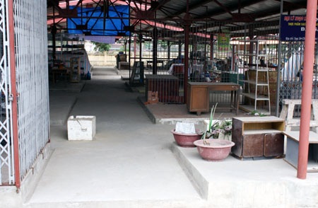 Chợ tiền tỷ 3 năm nằm “thoi thóp” - 4