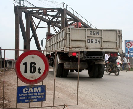 “Run bần bật” khi qua cầu Đuống - 3